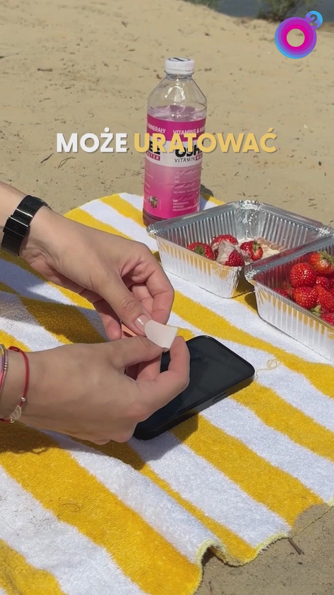 Przyklej do smartfona, zanim zabierzesz go na plażę. Genialny patent