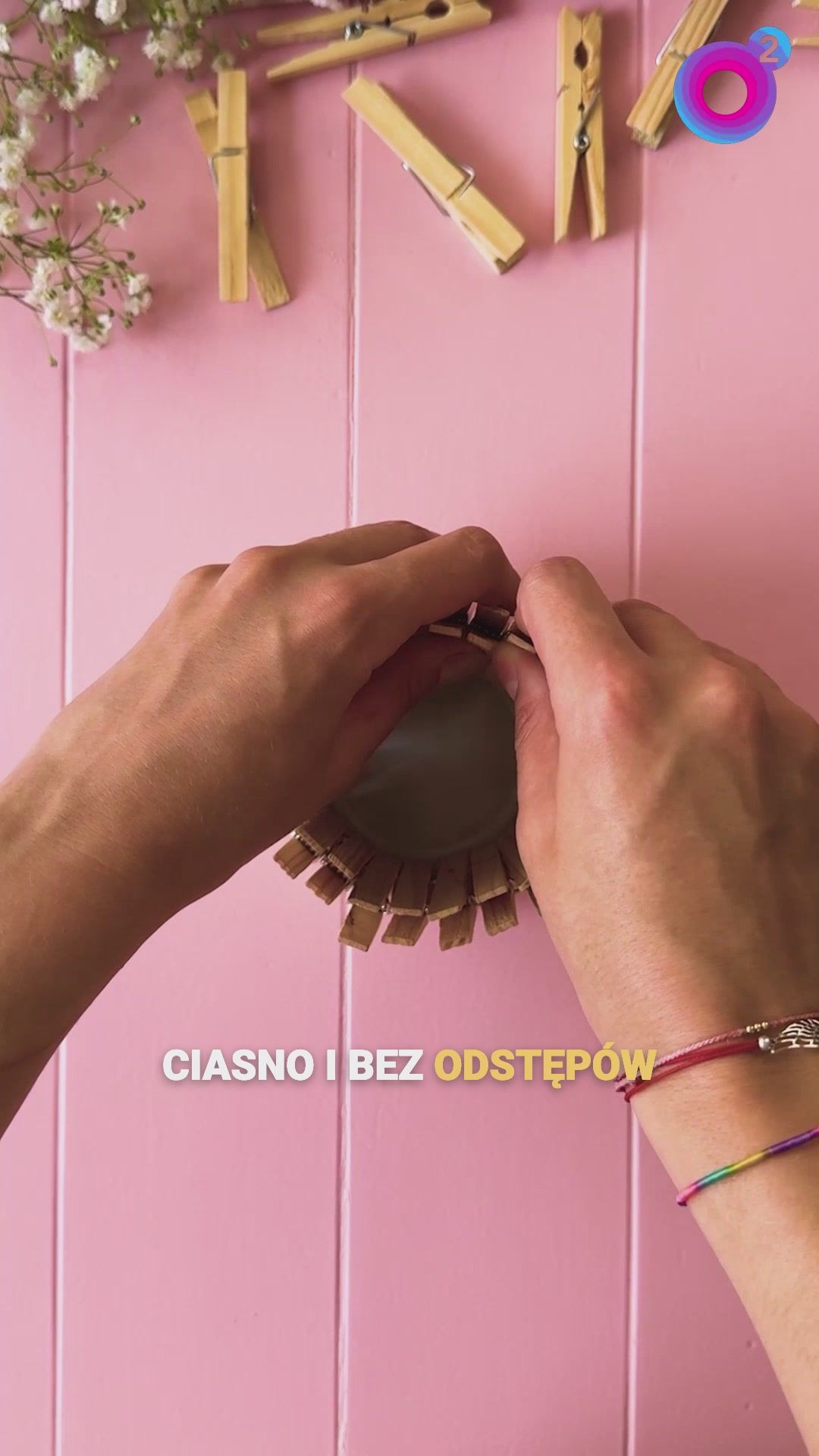 Tak zrobisz świecznik z klamerek. Sposób na efektowną dekorację
