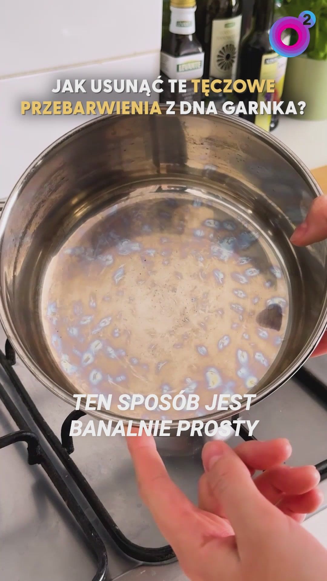 Jak usunąć tęczowe plamy z dna garnka? Banalny sposób