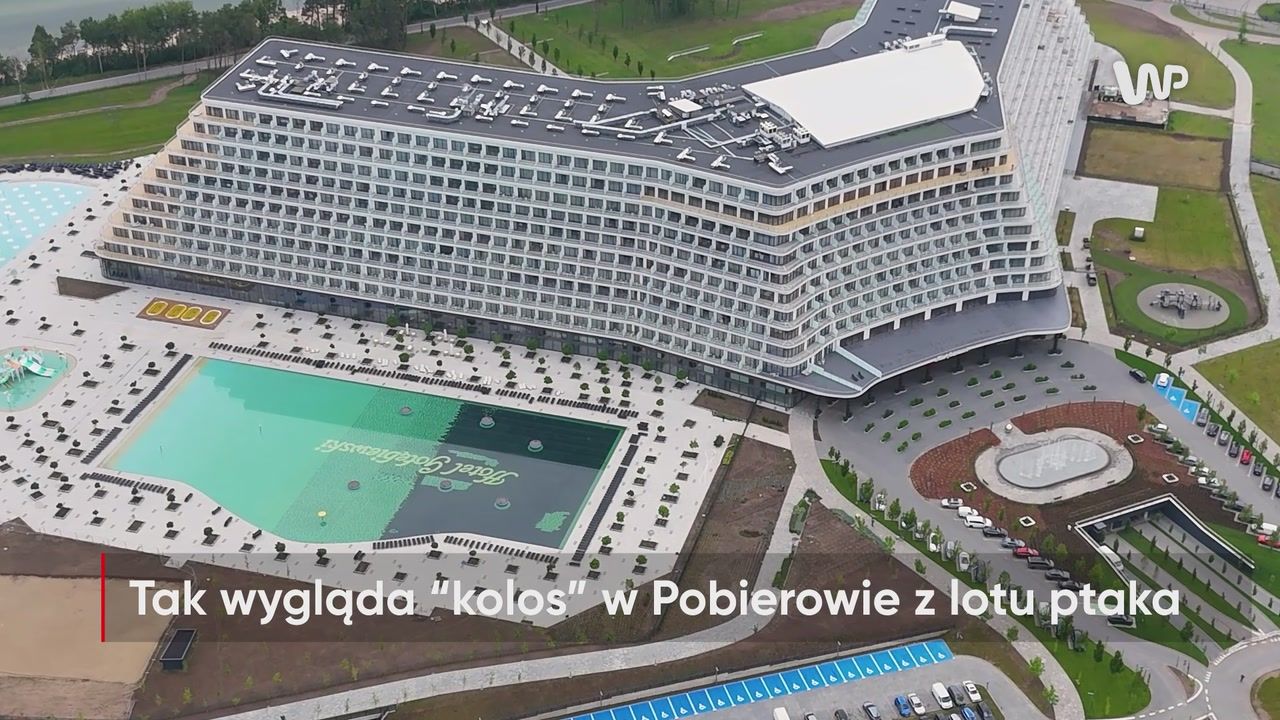 Tak wygląda Hotel Gołębiewski w Pobierowie z lotu ptaka