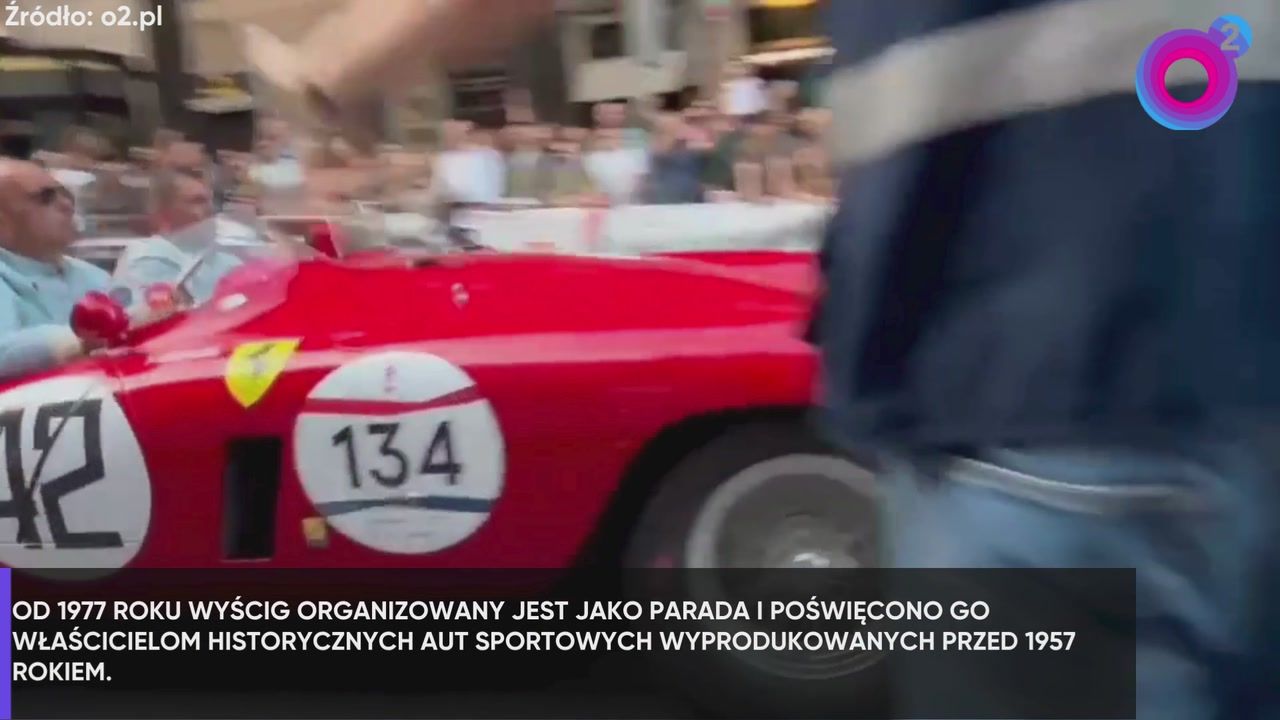 Historyczny wyścig w Rzymie. Stare samochody i ryk silników Ferrari