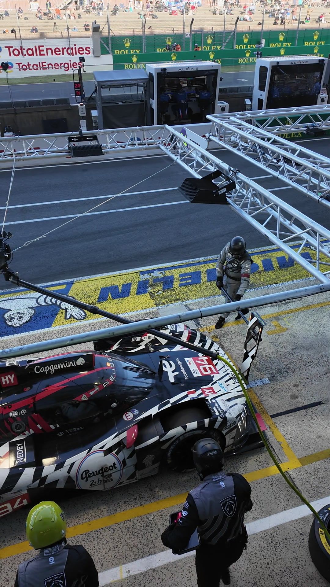 Idealne zgranie mechaników. Tak wygląda pit stop podczas 24h Le Mans