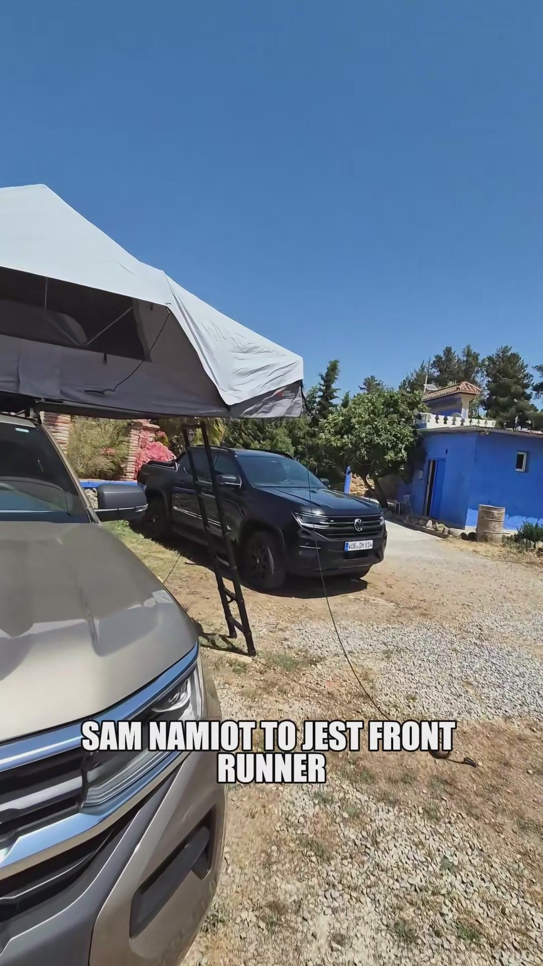 Wideo: Volkswagen Amarok z namiotem i kuchenką. Jak to jest zapakowane?