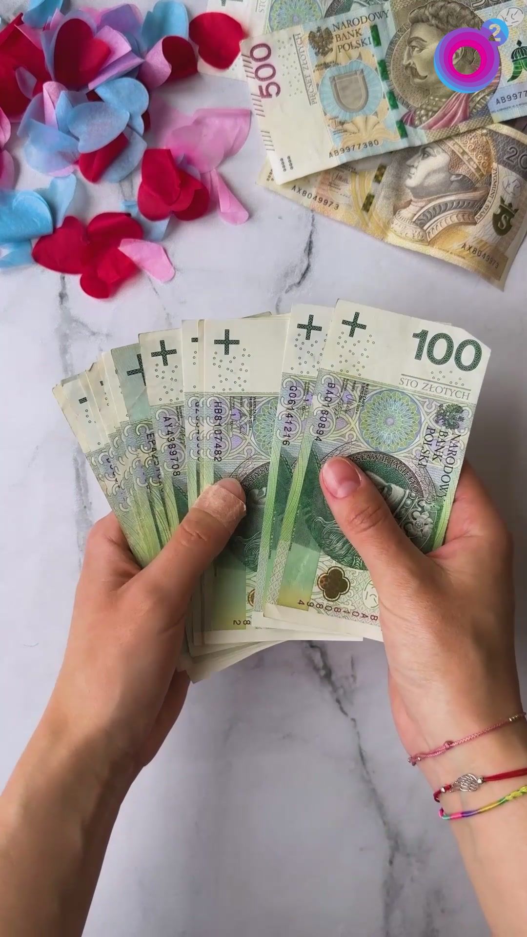 Wygląda jak cukierek, a w środku niespodzianka. Każdy chciałby dostać taki prezent