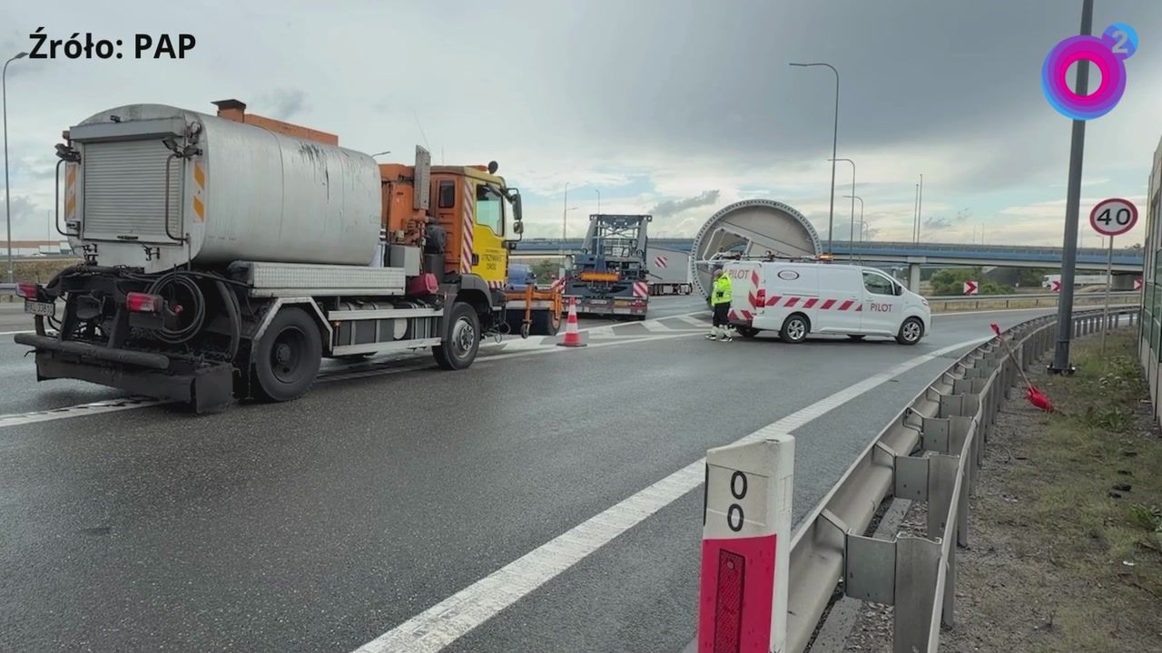 Niecodzienna blokada na A4. Turbina wiatrowa zatrzymała ruch