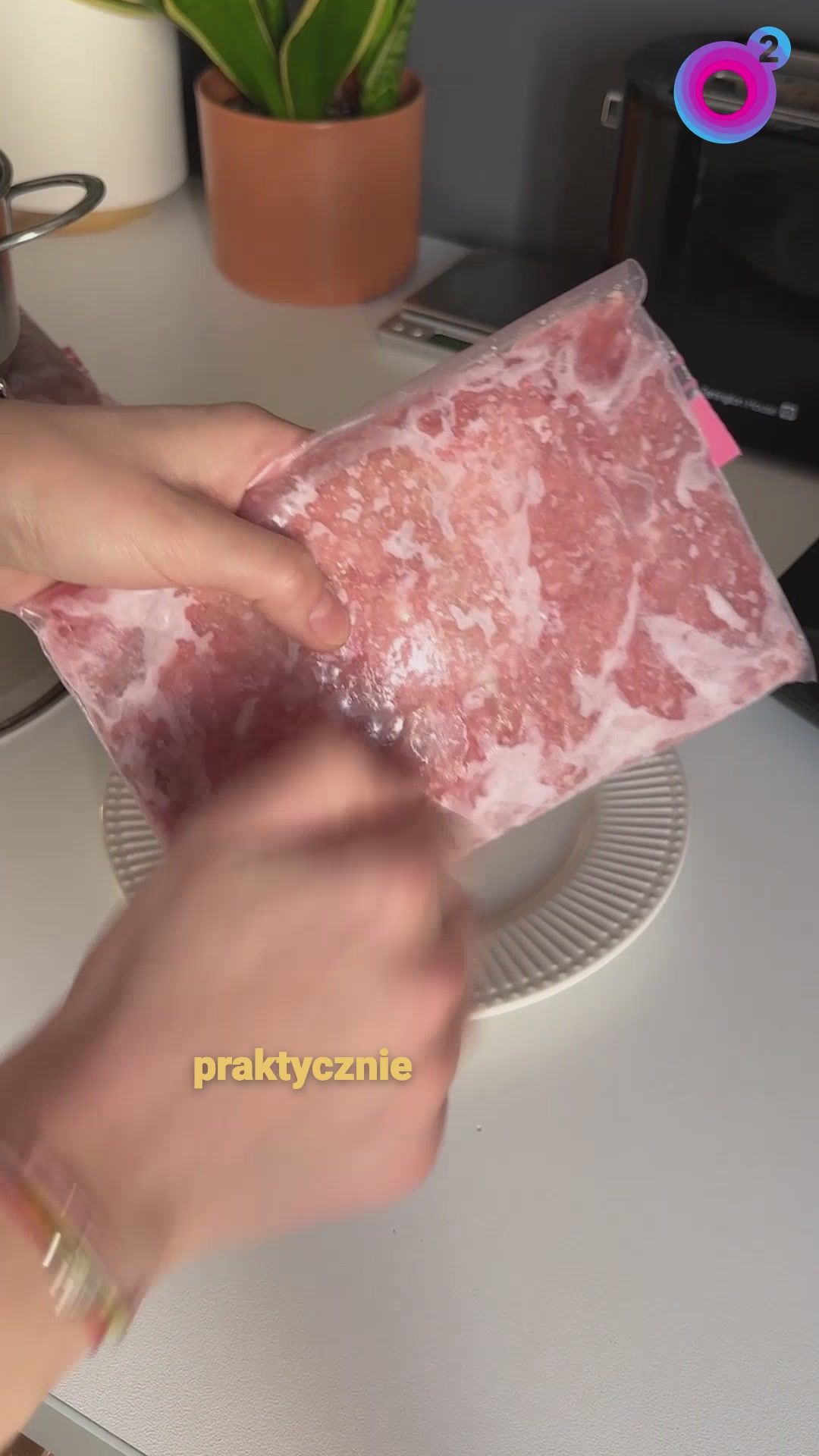 Jak przyspieszyć rozmrażanie mięsa? Wykorzystaj sposób z garnkami