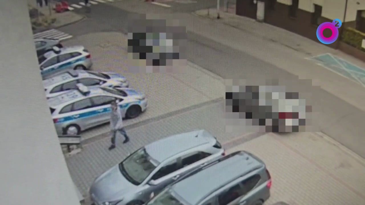 24-latek rzucił kamieniem w komendę policji. Pokazano nagranie