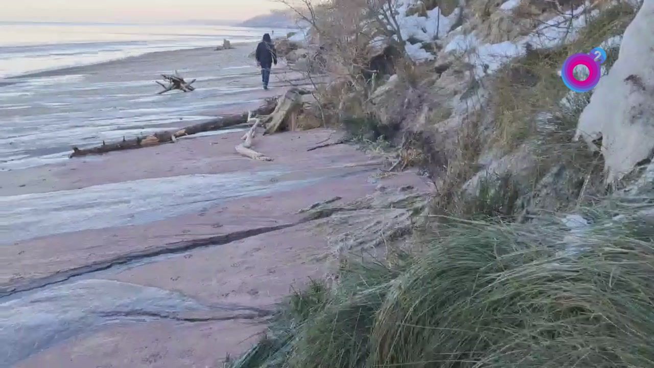 Zima pokazała siłę. Tak mróz zmienił plażę w Ustce