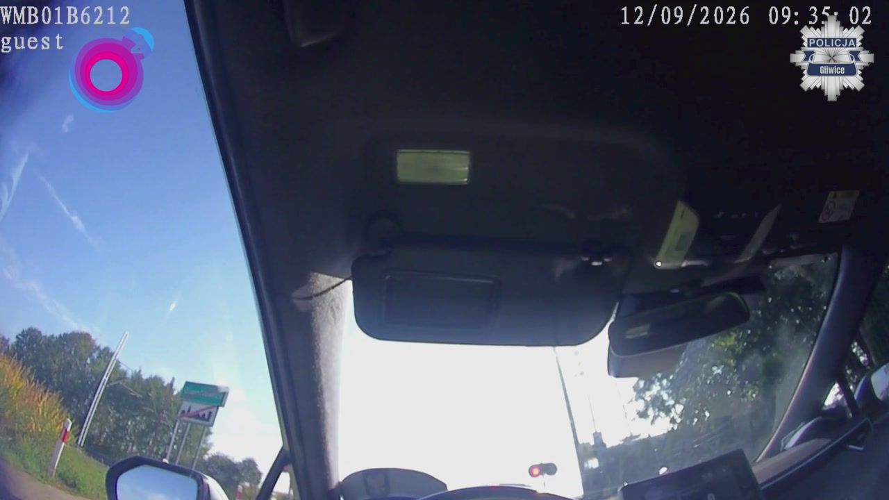 O krok od tragedii na przejeździe kolejowym. Policja pokazała nagranie