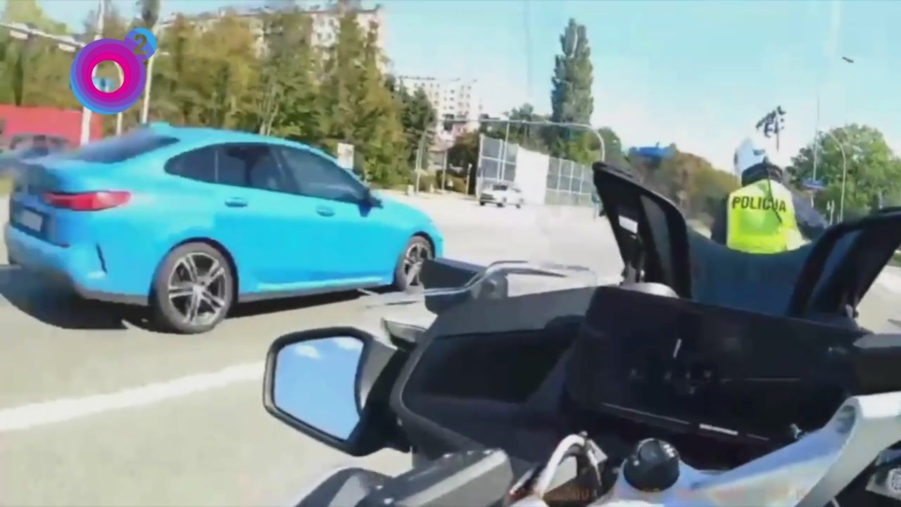 Szokujące zachowanie na hulajnodze. Zignorował policję i uciekał wśród pieszych. Jest nagranie