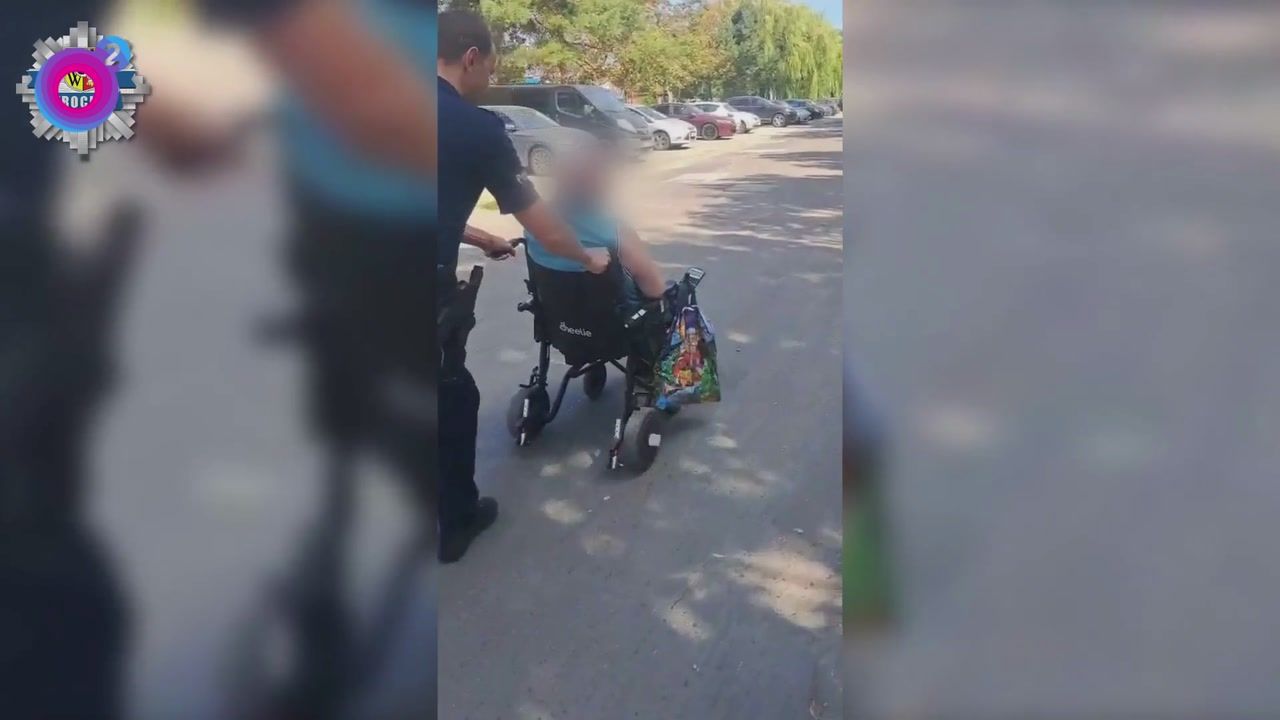 Wózek stanął na środku jezdni. Policjanci ruszyli na pomoc
