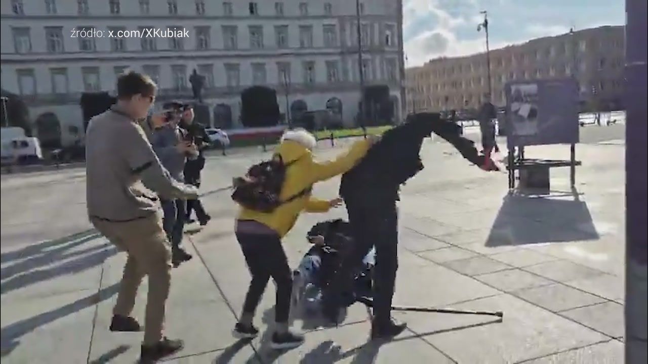 Macierewicz z pistoletem na farbę. Szarpał się z protestującymi
