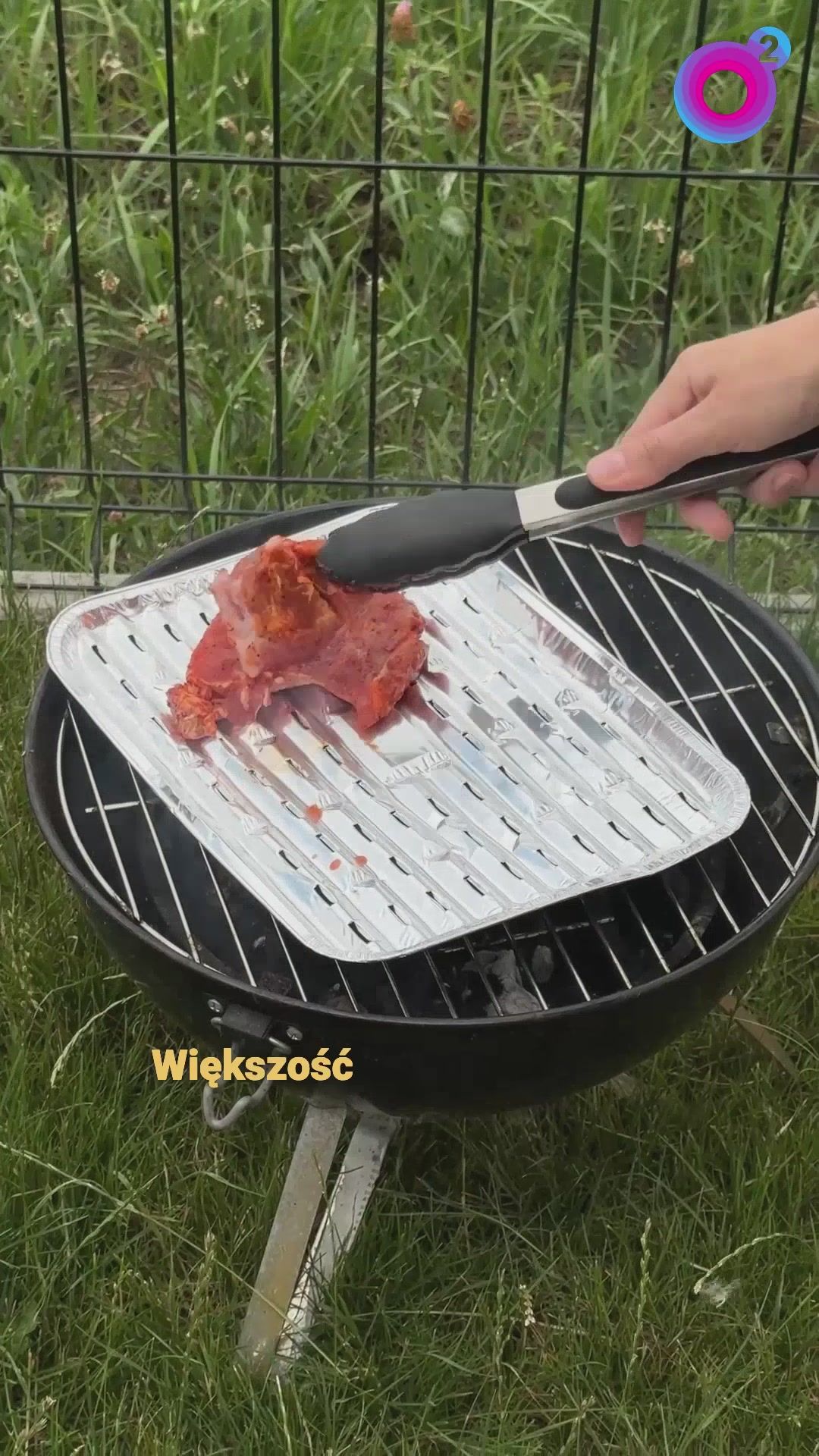 Grillujesz mięso na aluminiowej tacce? Zobacz, co wtedy się z nim dzieje