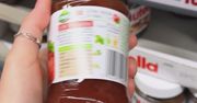 Wzięła do ręki popularny dżem. Producent wprowadza klientów w błąd?