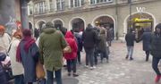 Tłumy i kolejki na kilkadziesiąt osób. Przyjeżdżają z innych miast