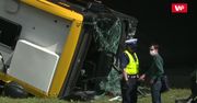 Wypadek autobusu w Warszawie. Przecięto i podniesiono pojazd