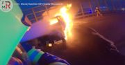Ożarów Mazowiecki. Pożar auta na węźle autostrady. W internecie pojawiło się nagranie strażaków z akcji