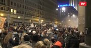 Gigantyczny protest pod TVP. Nagle wyjęła telefon i... tłum oszalał