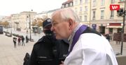 Protest przed Bazyliką św. Krzyża w Warszawie. Incydent z księdzem