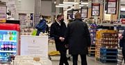 Andrzej Duda w obstawie ochroniarzy robi zakupy spożywcze