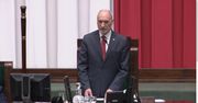 Antoni Macierewicz mówi w Sejmie o szacunku do Konstytucji. Opozycja wybucha śmiechem i skanduje "Konstytucja"