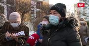 Zapisy na szczepienia COVID-19 ruszyły. Seniorzy oburzeni. "Infolinia to fikcja literacka"