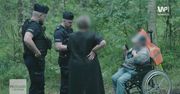 To nie żart. Seniorka na wózku inwalidzkim przemierzała drogę krajową