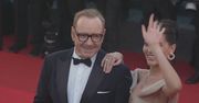 Upadły aktor wraca na czerwony dywan. Pozował z piękną modelką
