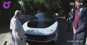 Papież Leon XIV w elektrycznym Ferrari. Pojazd osiąga prędkość 310 km/h