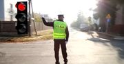 Tak trzeba zachować się, gdy policjant kieruje ruchem