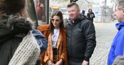 Julia Wieniawa w pomarańczowym futrze uśmiecha się do paparazzi