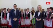 Premier Morawiecki został przywitany śpiewem gospodyń domowych