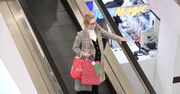 Kraciasta Kalicka robi zakupy w centrum handlowym i wącha kosmetyki
