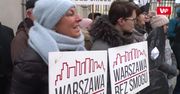 Warszawiacy mają dość. Przyszli manifestować przed Urząd Miasta