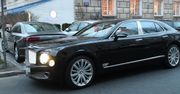 Przetakiewicz w wężowych kozakach pomyka do Bentley'a za 1,7 miliona złotych
