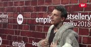 Poważny Smolasty pozuje na ściance w futrze