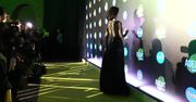 Kołakowska "seksownie" wypina biust na ściance