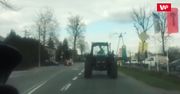 Traktorem do tyłu. Kuriozum na drodze pod Warszawą