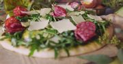 Sałatka na pizzy. Lekki i szybki obiad