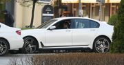 Paweł Deląg zajada loda w białym BMW wartym 400 tysięcy złotych