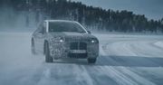Nowe "elektryki" od BMW latają bokami podczas testów na kole podbiegunowym