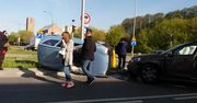 Przewrócone auto na skrzyżowaniu. Jedna osoba trafiła do szpitala