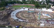 Budowa nowego stadionu Orła z lotu ptaka. Widok jest imponujący! (WIDEO)