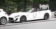 Wystylizowany Stramowski wsiada do Maserati cabrio
