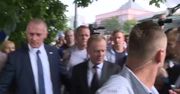 Donald Tusk na przesłuchaniu. Przy wejściu do prokuratury dostał pytanie o "trumny smoleńskie"