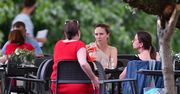 Ilona Ostrowska odpręża się przy papierosie