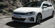 Volkswageny GTI na drogach w Alpach