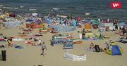Parawany opanowały polskie plaże. "Wbijają klapkiem, piwem, czymkolwiek"