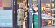 Wellman czeka na taksówkę w sklepie spożywczym