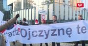Protestujący otoczyli Sąd Najwyższy. Mieli ze sobą tarcze z napisem „konstytucja”